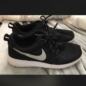 Black nike roshes